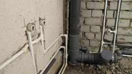Штробіння стін для монтажу труб каналізації Ø 50 біла цегла
